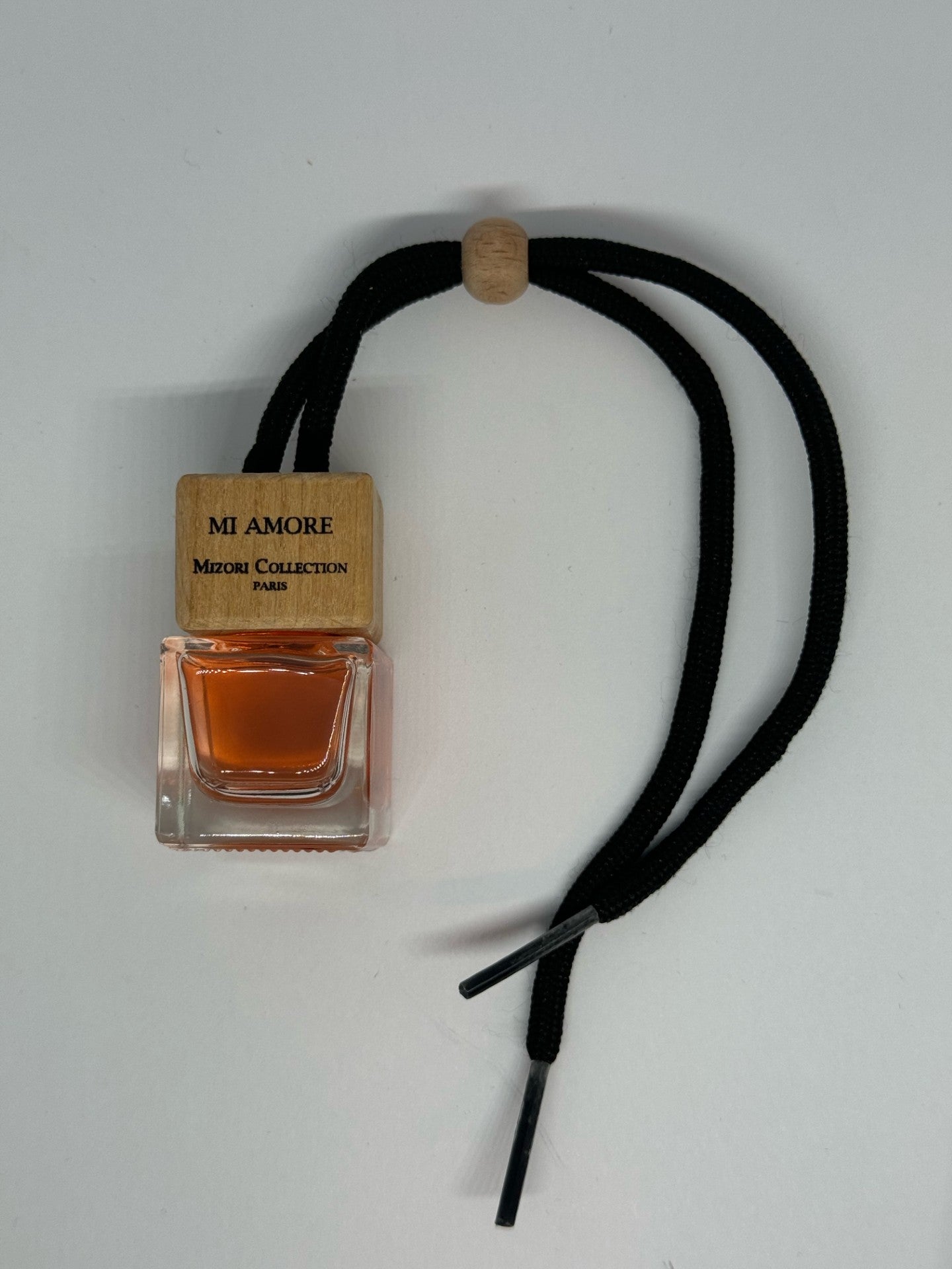 Mizori Collection Paris Mi Amore 6ml Car Perfume – Hanger. Elegant floral oriental scent with apple, white musk, sandalwood, and oud, designed to provide a romantic and lasting fragrance in your car