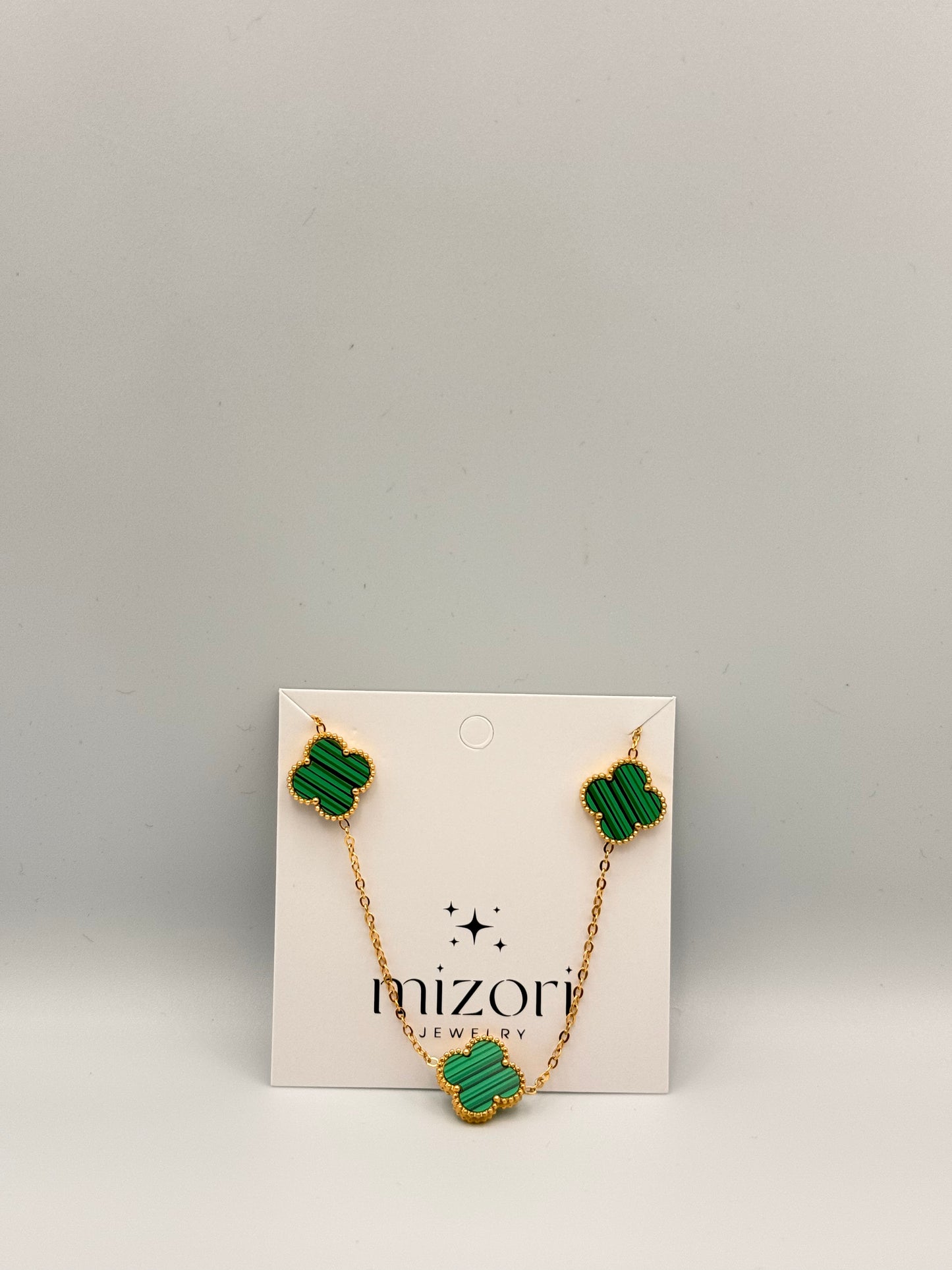 Mizori Jewelry green and gold stainless steel clover necklace, elegant and minimalist women’s fashion accessory