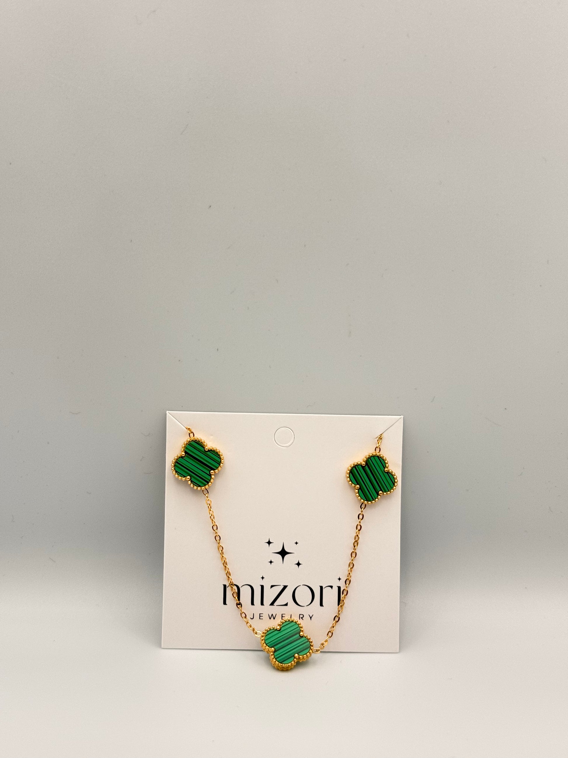 Mizori Jewelry green and gold stainless steel clover necklace, elegant and minimalist women’s fashion accessory
